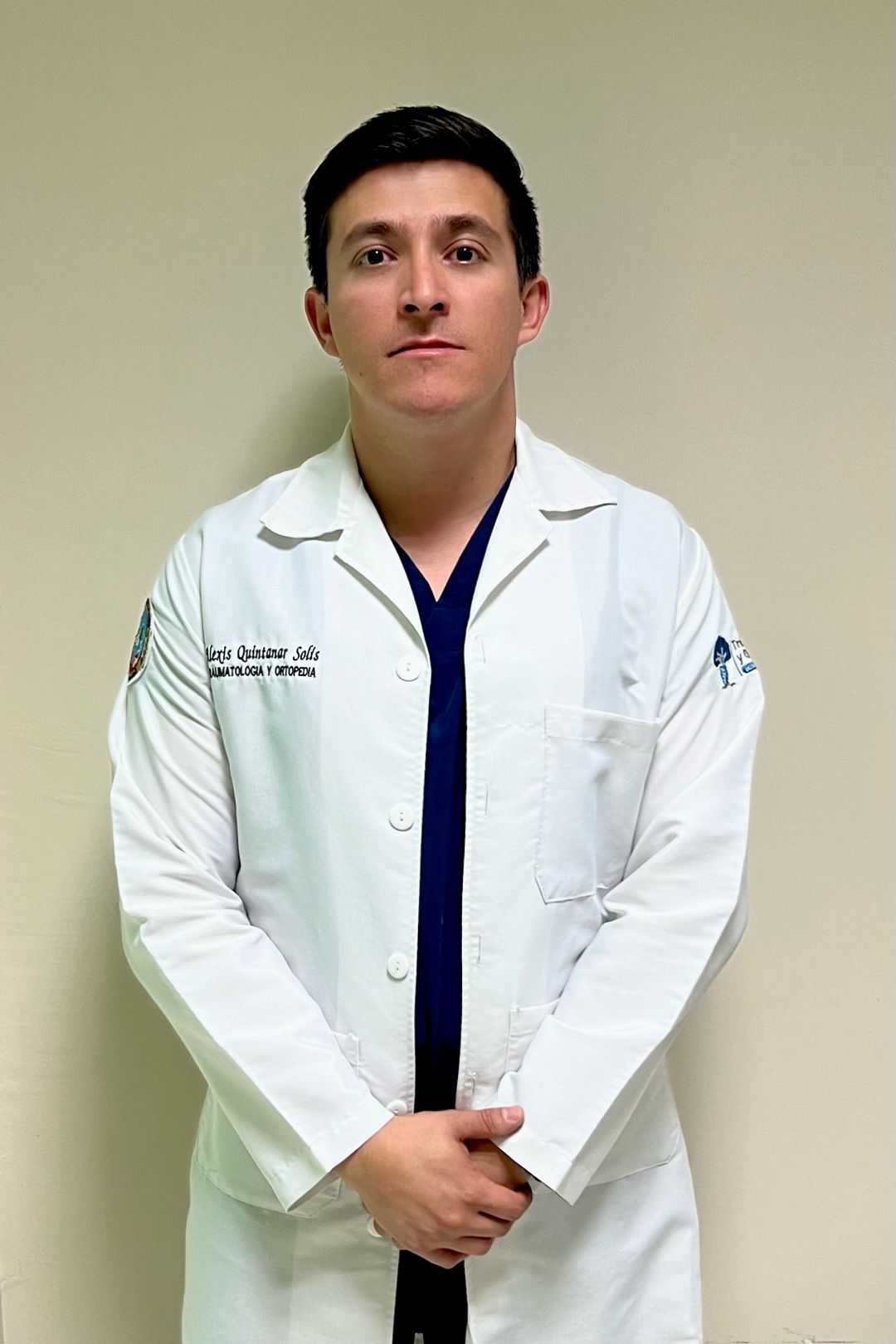 Dr. Alexis Quintanar con bata blanca, ortopedista y traumatólogo en Fresnillo